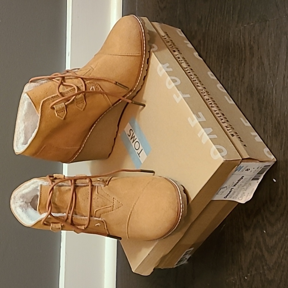 NIB s8 Toms desert wedge